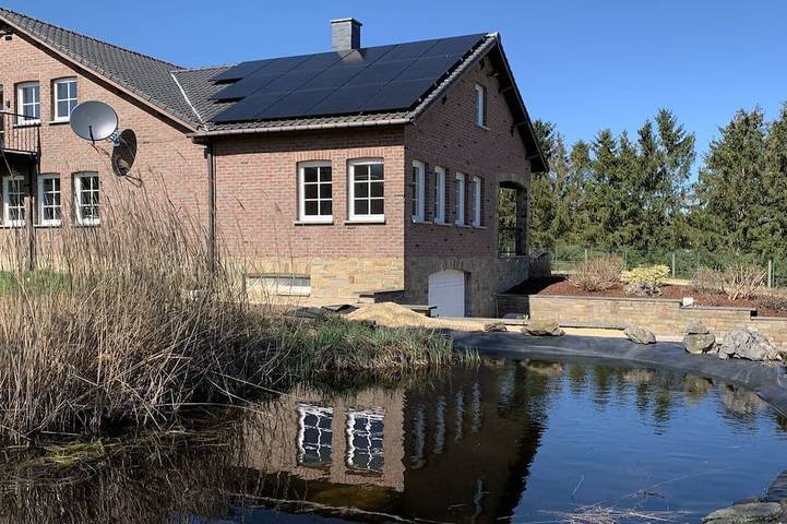 Cottage pour 16 personnes, avec jacuzzi et jardin dans Membach