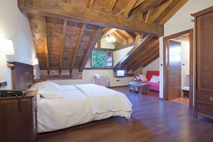 Hotel para 4 personas, con jardín además de sauna y jacuzzi en Comarca del Caudal - 4