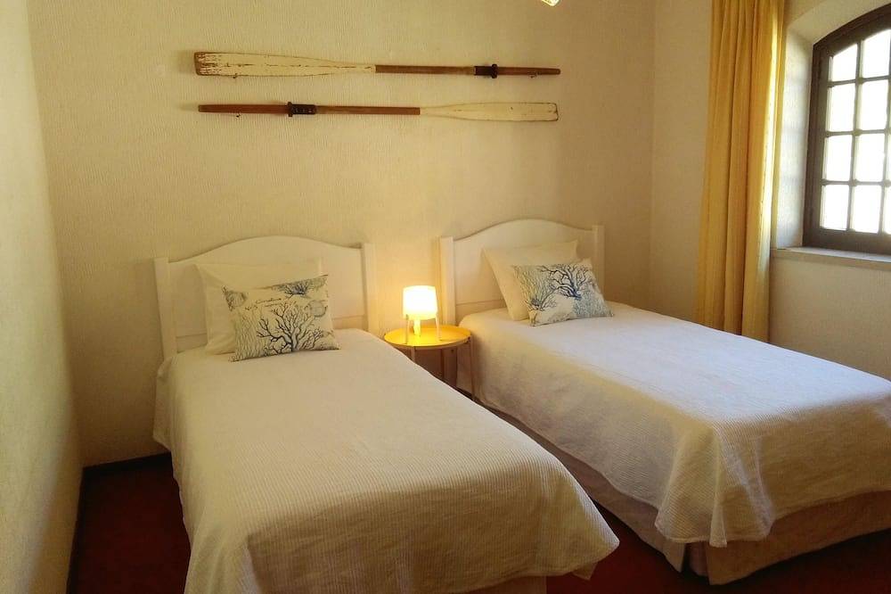 3 bedroom villa with excellent sea and beach views in Salir do Porto, Tornada e Salir do Porto