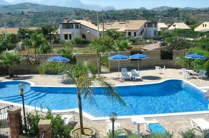 Location de vacances pour 4 personnes, avec piscine et jacuzzi ainsi que bassin pour enfant et jardin à Campofelice di Roccella - 3