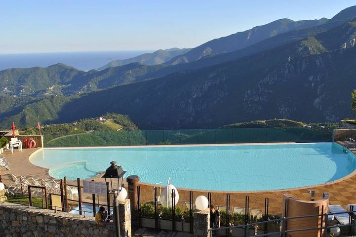 Ferienwohnung für 4 Personen, mit Whirlpool und Terrasse sowie Garten und Pool