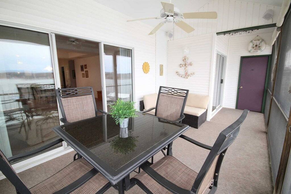 Ganze Wohnung, Stunning Top Floor View! Queen Bunk Bed! Family Friendly Harbour Towne Complex! Slip Close to Unit! in Lake Ozark, Lake of the Ozarks