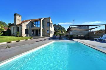 Chalet para 8 personas, con vistas además de piscina y terraza, Se admiten mascotas en Salnés