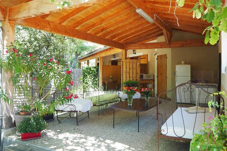 Gîte pour 4 personnes, avec terrasse ainsi que jardin et piscine