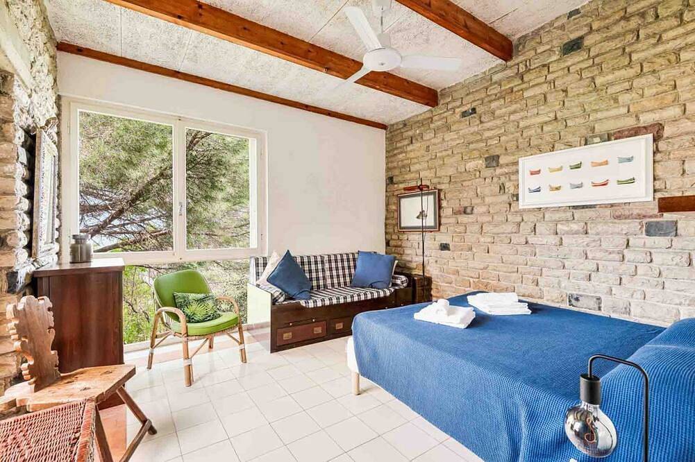 Immersed in nature and overlooking the stunning waters of the Gulf of Poets, this charming rustic-style holiday home is located just a few minutes' walk from the historic center of Portovenere. Perfect for those who love authenticity, tranquility, and na in Portovenere, Porto Venere Municipio