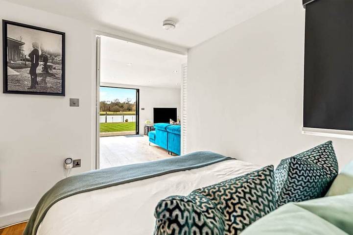 River Cabin - Hot tub, pet friendly, Mooring in Remenham, Berkshire