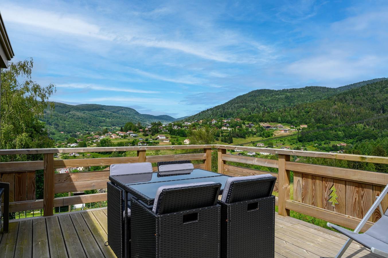 Chalet "Le Brusyna" avec vue sur montagne, bain à remous, terrasse privée et Wi-Fi in Saint-Maurice-sur-Moselle, Région d'Épinal