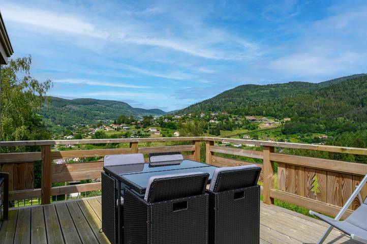Chalet "Le Brusyna" avec vue sur montagne, bain à remous, terrasse privée et Wi-Fi in Saint-Maurice-sur-Moselle, Région d'Épinal