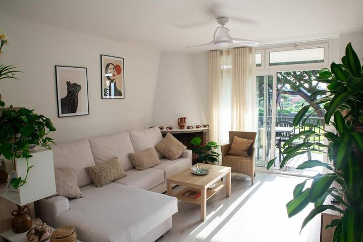 Apartamento para 7 personas, con vistas y piscina además de jardín y piscina para niños en Gavá