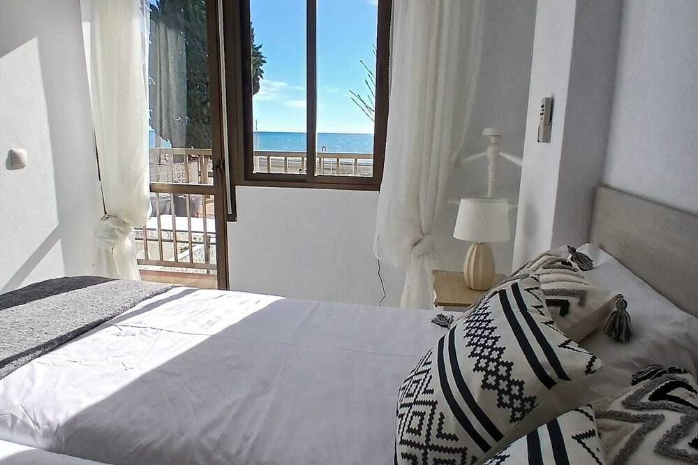 House in first line of beach with spectacular sea views. in Playa de Rincón de la Victoria, Rincón de la Victoria