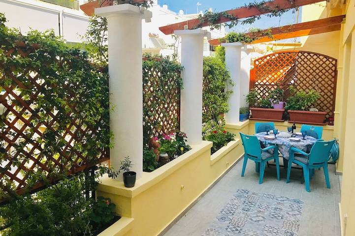 Vacation rental for 4 people, with balcony and hot tub in Athens