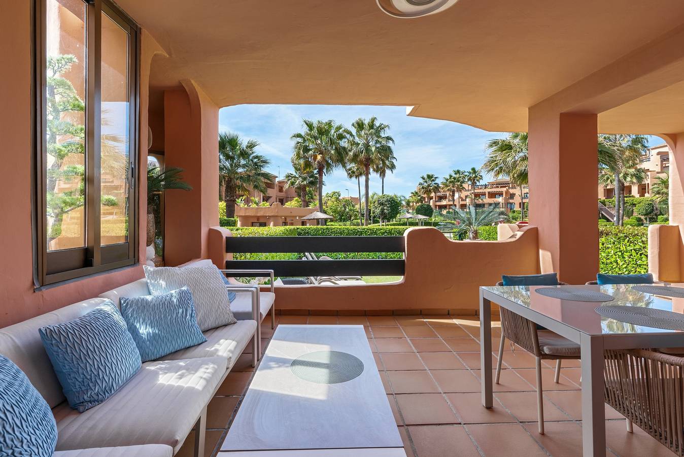 Ganze Wohnung, Ferienwohnung 'Casares Beach Golf' mit Gemeinschaftspool, Wi-Fi und Klimaanlage in Playa Ancha, Casares