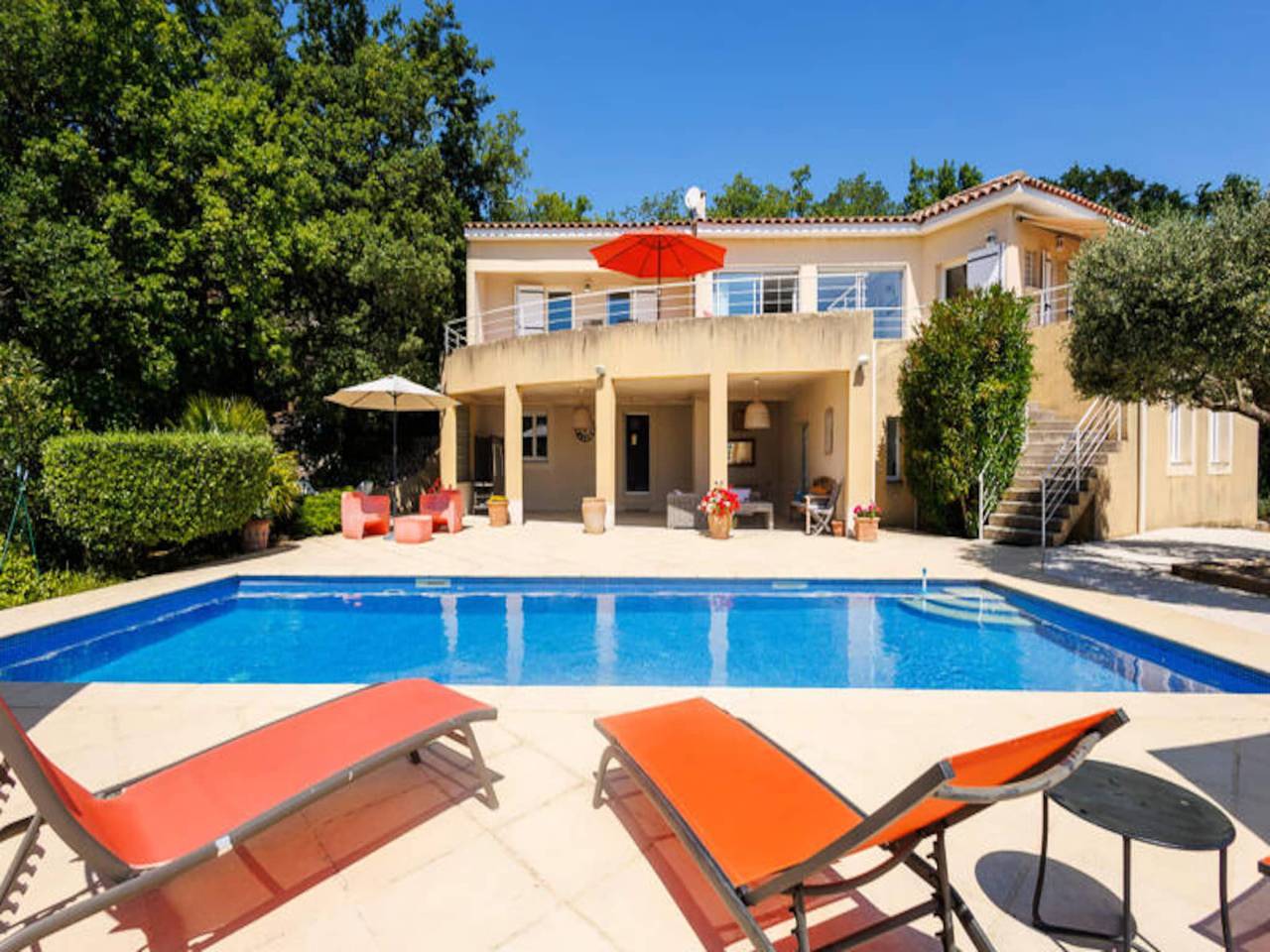 Entire apartment, Villa in Rochefort-du-Gard with Pool Views in Rochefort-du-Gard, Nimes region