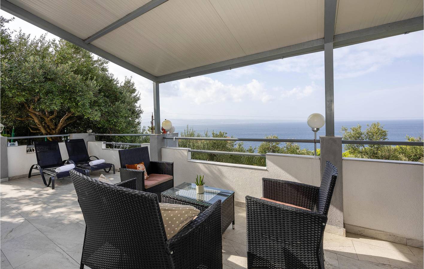 Gemütliche Wohnung mit Terrasse, WLAN und Parkplatz, 1,5 km vom Strand entfernt in Jesenice, Split-Dalmatien