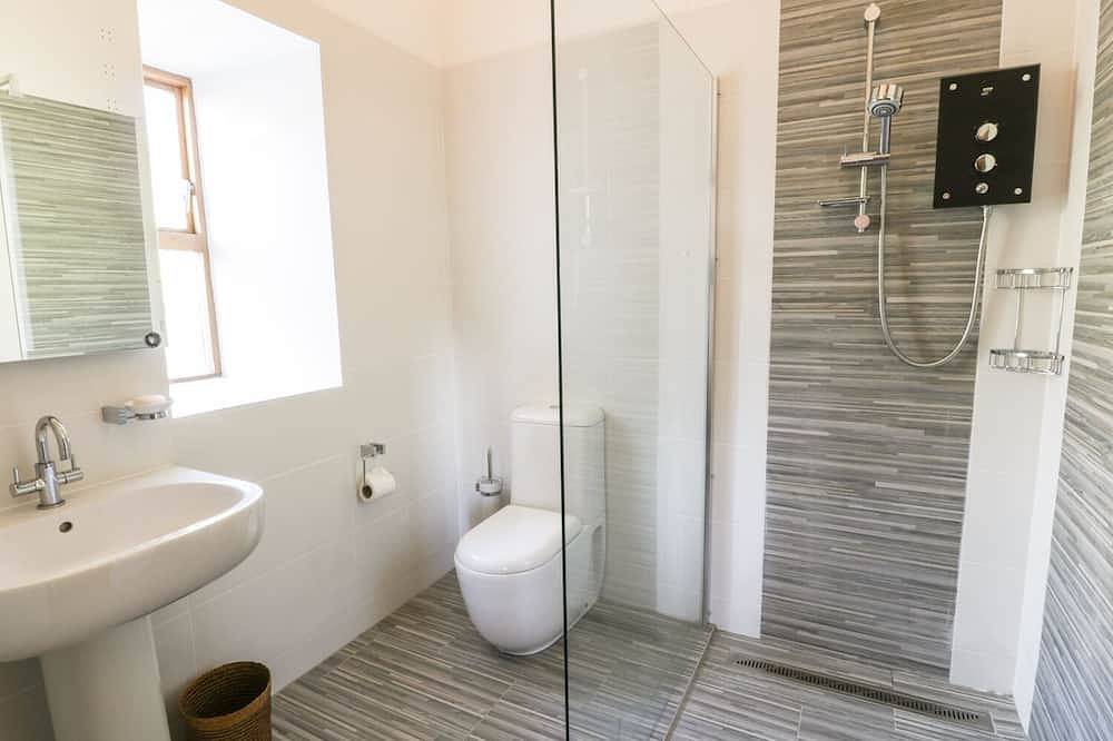 Wern Olau Cottage, family friendly, with hot tub in Groeslon in Snowdonia