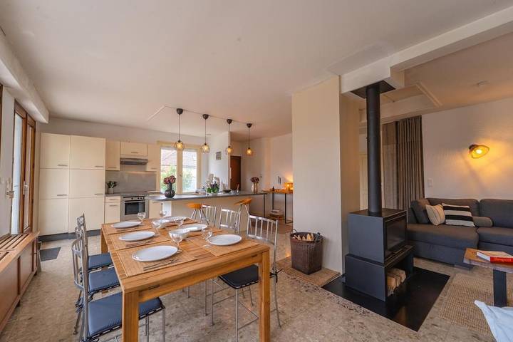 Location de vacances pour 5 personnes, avec vue ainsi que vue sur le lac et jardin à Nernier - 4