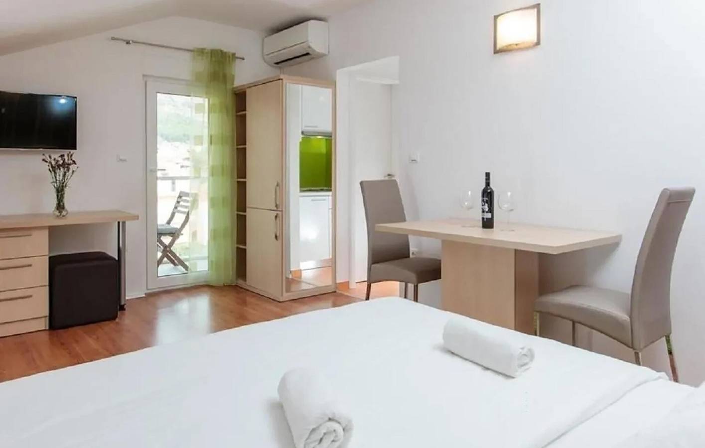 Ganze Ferienwohnung, Charmantes Apartment mit Terrasse, WLAN und Parkplatz in der Nähe des Strandes Strobec in Stobrec, Split-Dalmatien