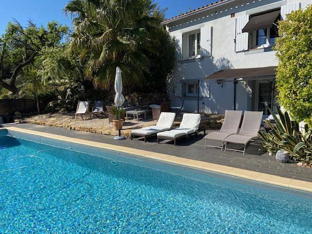 Villa pour 9 personnes, avec vue ainsi que piscine et jardin, adapté aux familles à Saint-Cyr-sur-Mer - 4