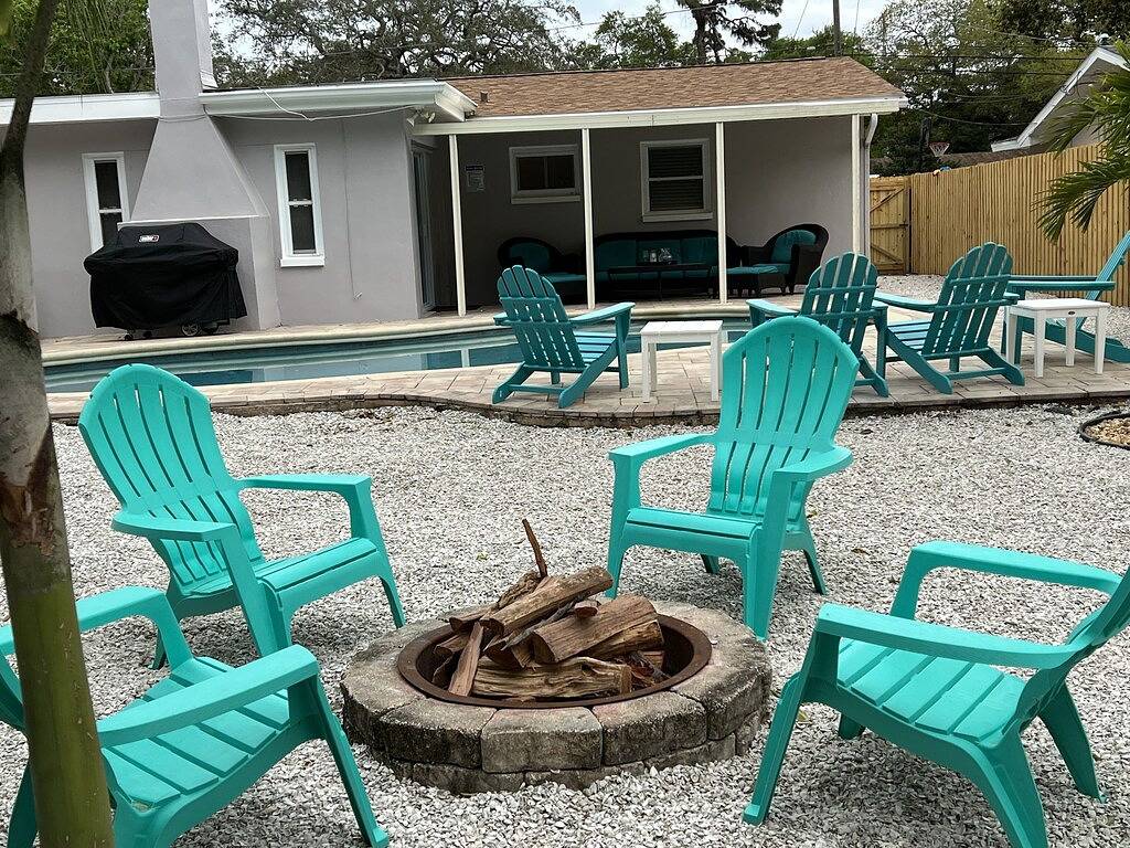 Relaxing family friendly heated pool home close to beach in Largo, Pinellas County