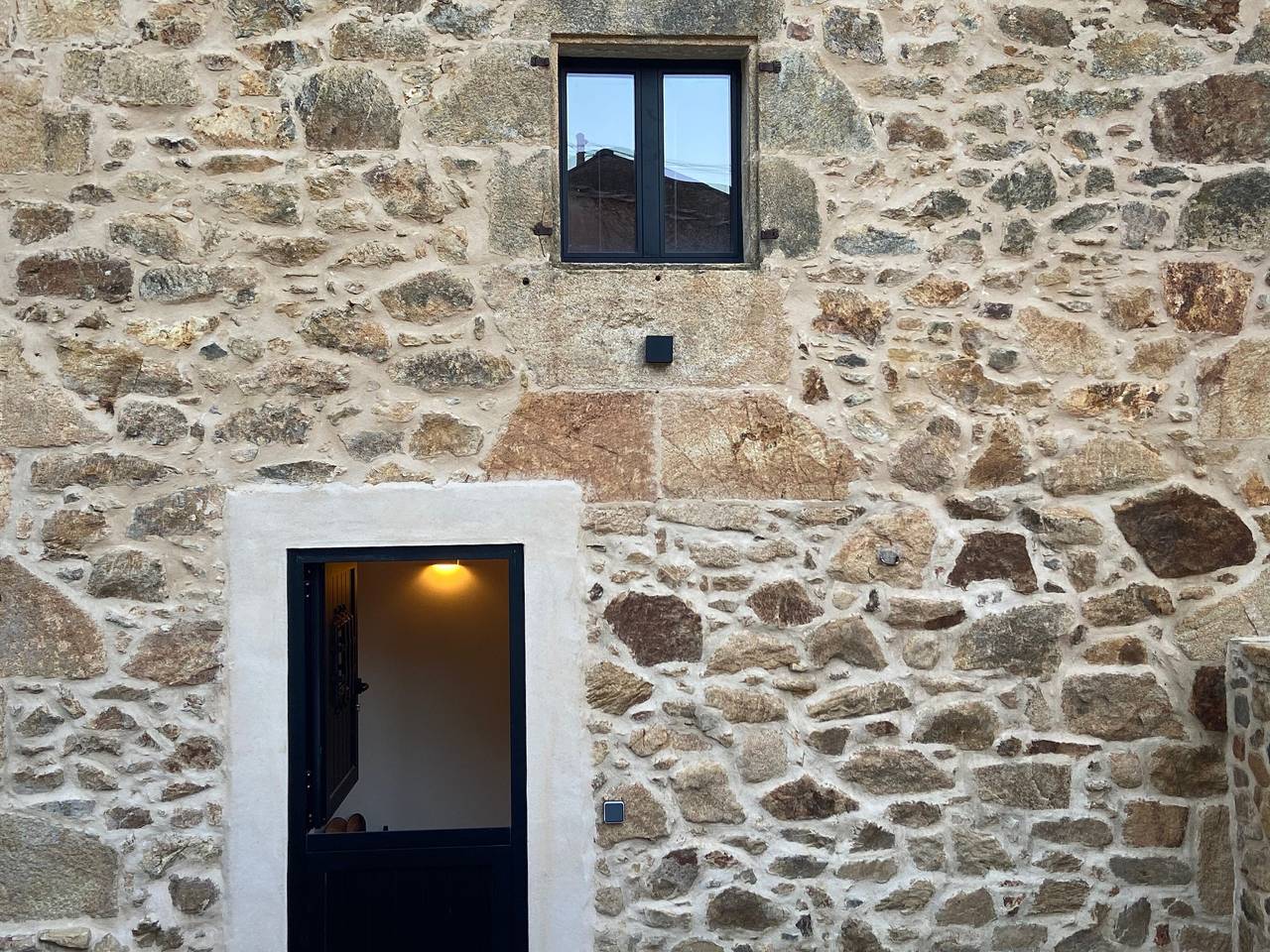 Maison de campagne 'Cortiña Do Castelo' avec vue sur la montagne, terrasse privée et Wi-Fi in Carballo, Costa da Morte