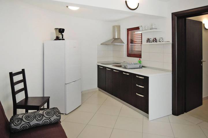 Ferienwohnung für 2 Personen, mit Terrasse in Starigrad Paklenica - 4