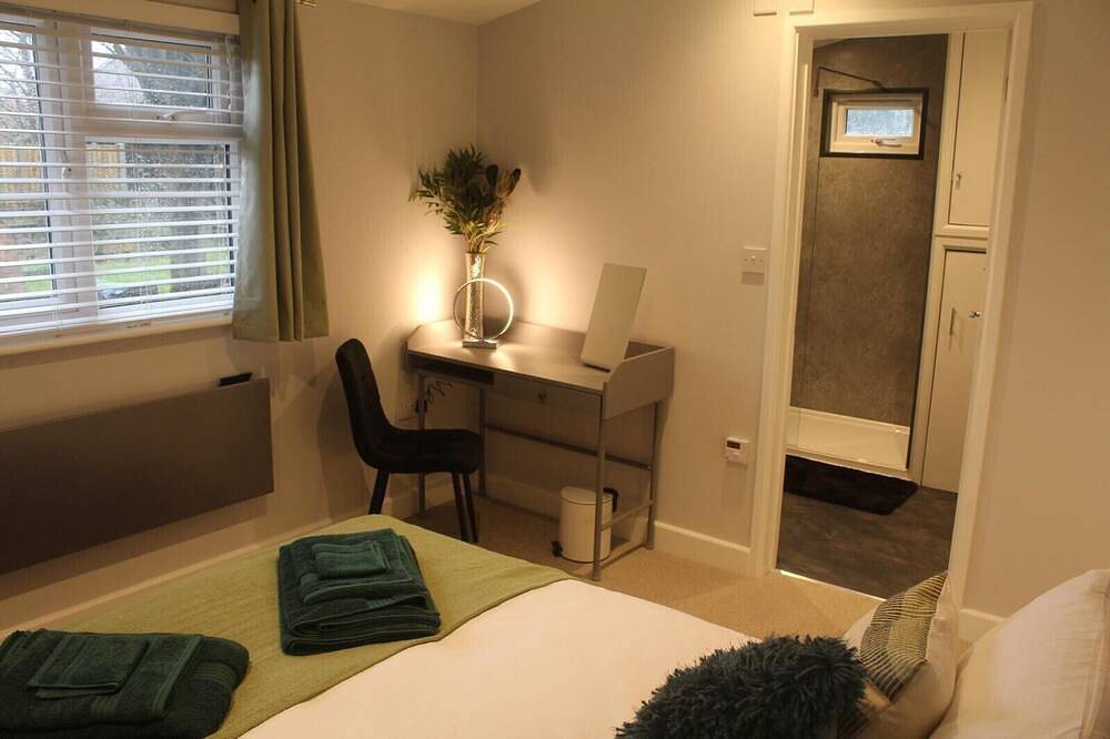 The Garden Cabin.  Beautiful village location with lovely walks and local pub  in Waltham St Lawrence, Berkshire