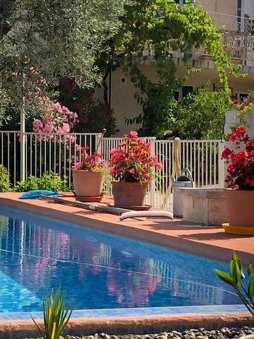 Gîte pour 4 personnes, avec terrasse ainsi que piscine et vue à Valréas