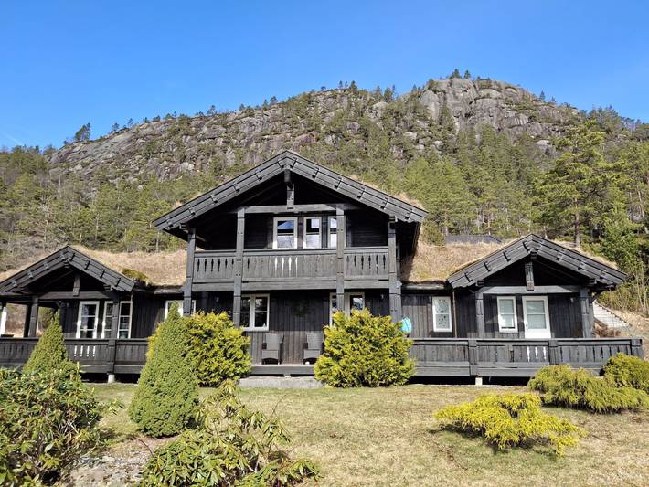 Ferienhaus für 8 Personen, mit Garten und Seeblick sowie Balkon in Åseral