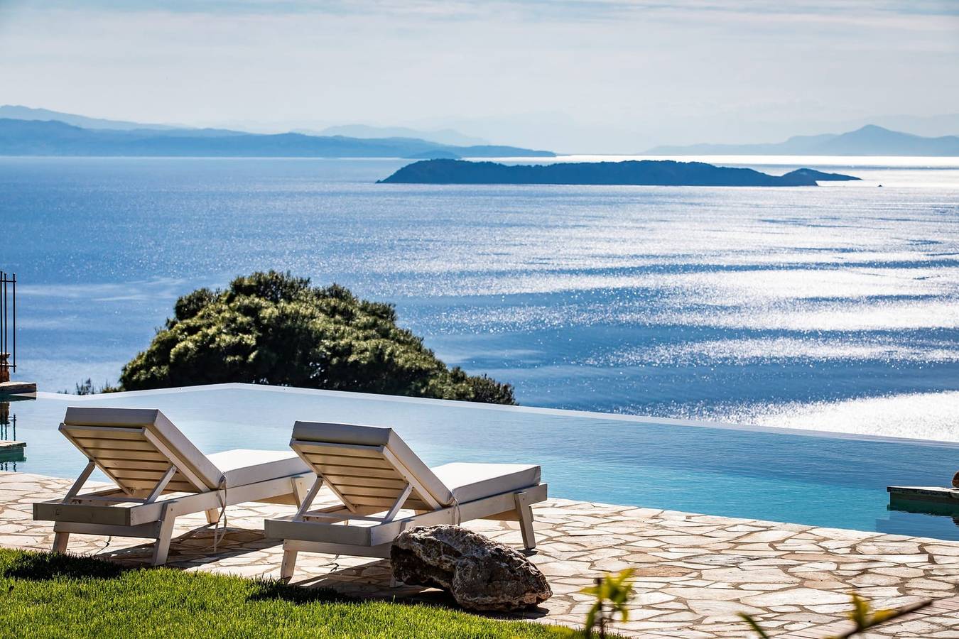 Villa Isyren, Divine Sea Views, Private Infinity Pool, Spacious Furnished Terrace, Skopelos in Sporades