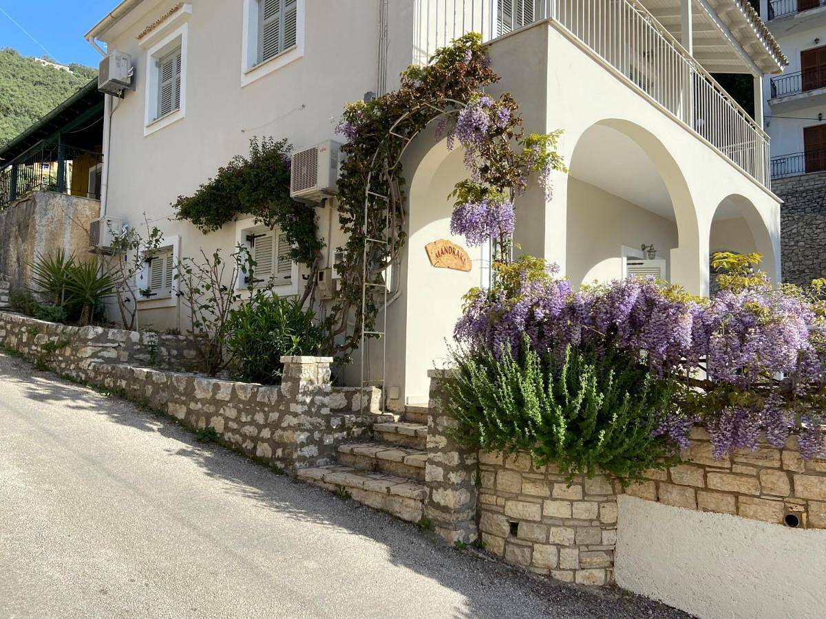 Appartement entier, Mandraki House Upper, 100m from Kaminaki Beach in Katavolos, Corfou