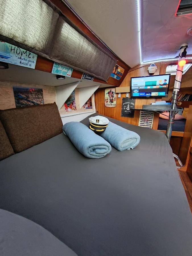 Bateau pour 2 personnes, avec vue sur le lac ainsi que vue et terrasse dans l' Hérault - 3