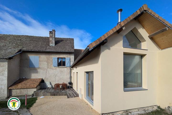 Gîte pour 6 personnes, avec terrasse dans Sinard