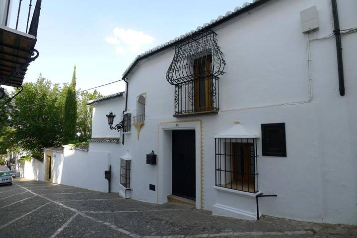 Alojamiento y desayuno para 2 personas, con Terraza y Jardín además de Piscina y Vistas en Ronda