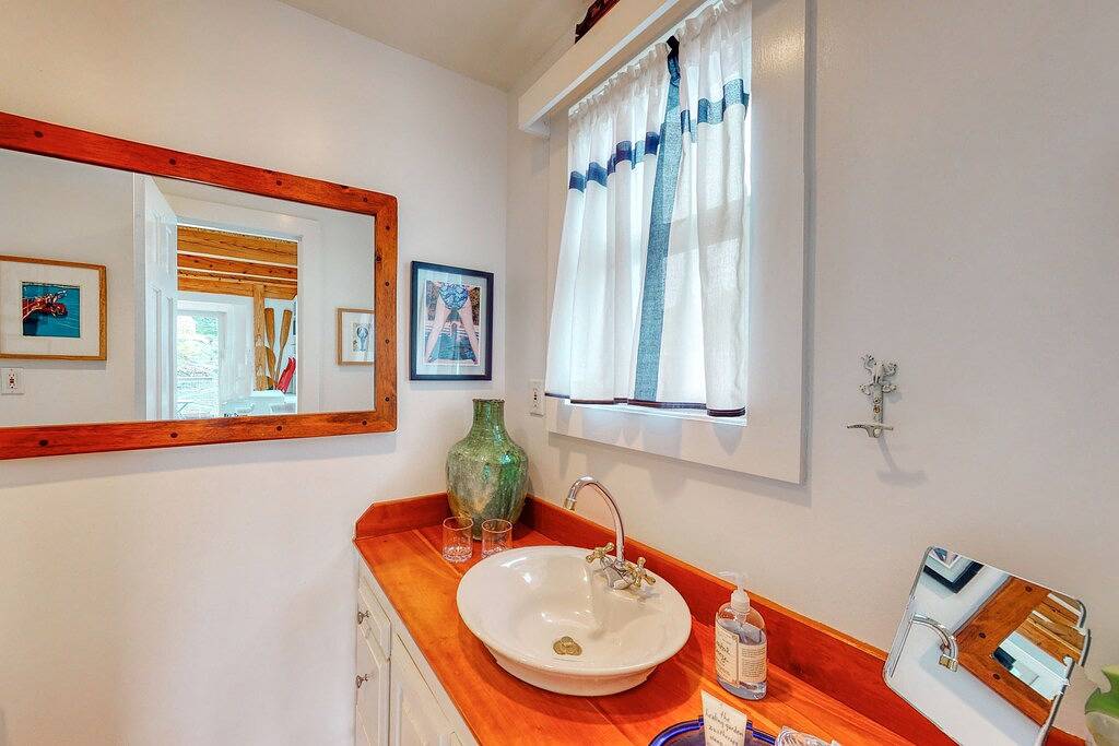 Oceanfront Cottage & Studio on Mill Cove w/ Water Views, Deck - Walk Downtown in Boothbay Harbor, Lincoln County (Maine)