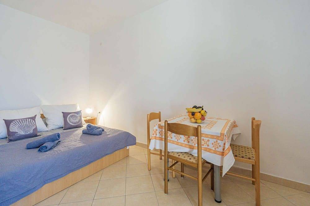 Apartamento entero, Studio with sea view and pool in Zubovići, Pag