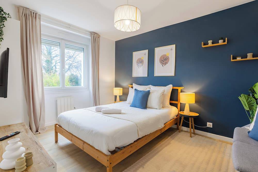 Entire apartment, 3-bedroom apartment with garden & veranda in Brest, Brest region