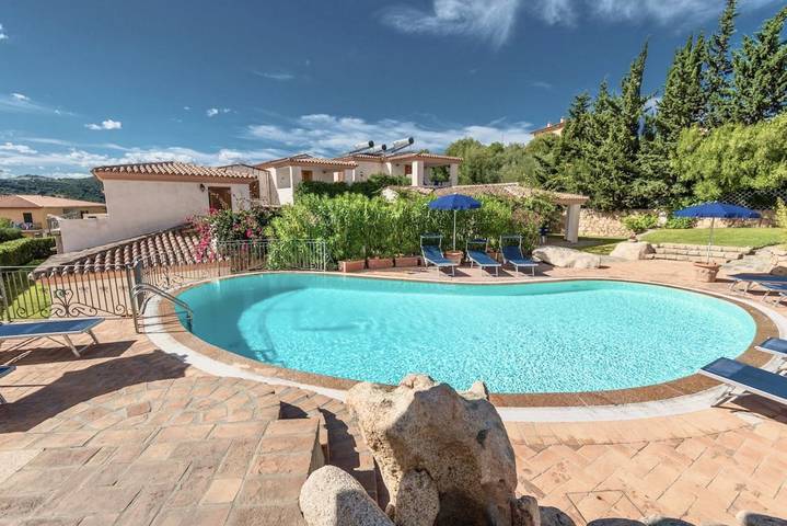 Gîte pour 4 personnes, avec balcon/terrasse et piscine à Tanaunella
