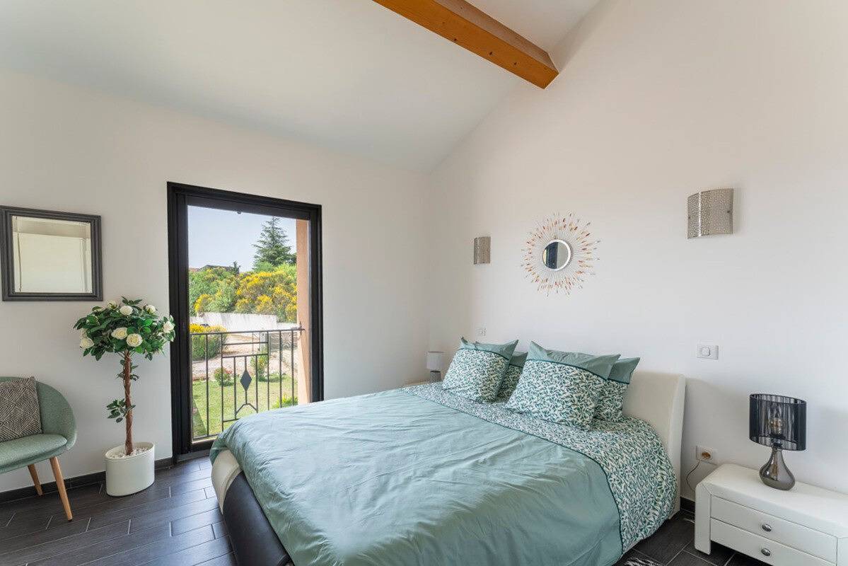 Guesthouse 'Chambre De La Reine' with Mountain View, Wi-Fi, and Air Conditioning in Crillon-le-Brave, Parc naturel régional du Mont-Ventoux