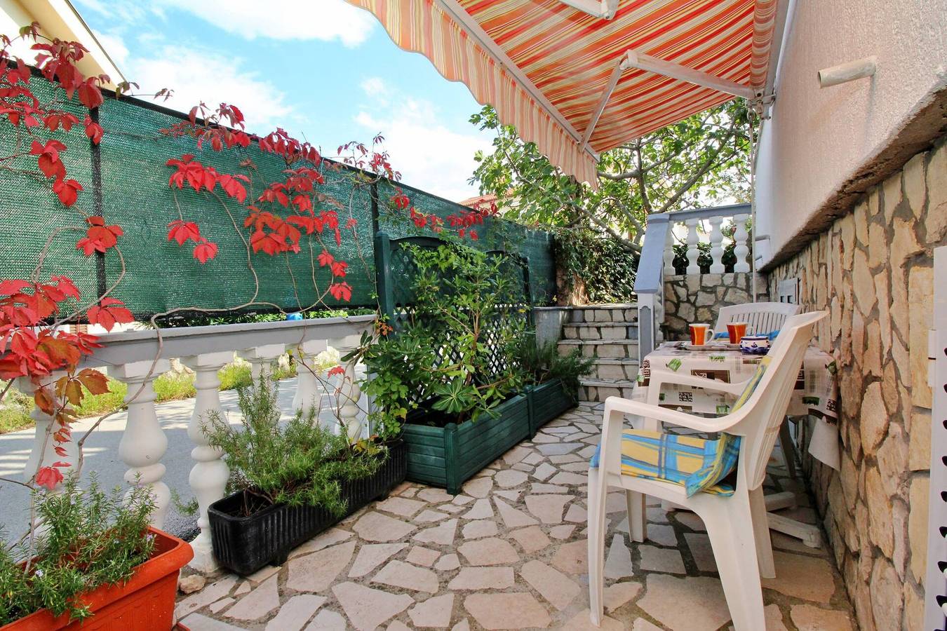 Ganze Wohnung, Apartment Horvat - 240 m vom Meer, Souterrain, private Terrasse, Parkplatz, Wlan in Silo (Krk), Krk