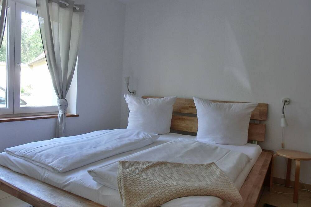 Ganze Wohnung, 2-Zimmer-Ferienwohnung im Erdgeschoss in ruhiger Lage - Nh in Neu Hirschburg, Ribnitz-Damgarten