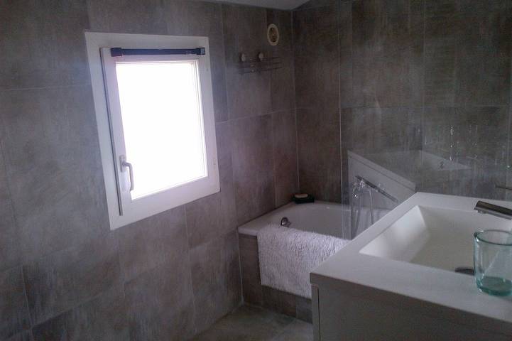 Location de vacances pour 6 personnes, avec terrasse ainsi que jardin et piscine, animaux acceptés à Valbonne - 4