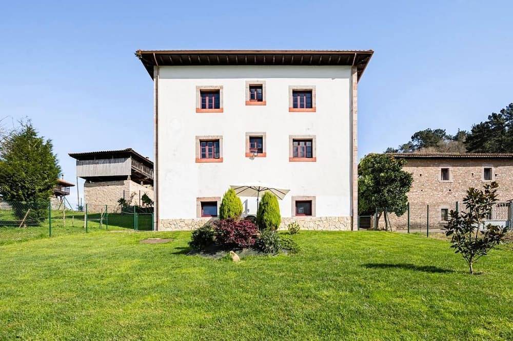 Casa muy amplia en el centro de Asturias in Candamo, Costa Verde