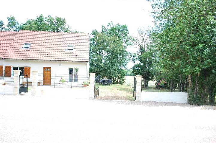 Location de vacances pour 8 personnes, avec jardin à Druyes-les-Belles-Fontaines