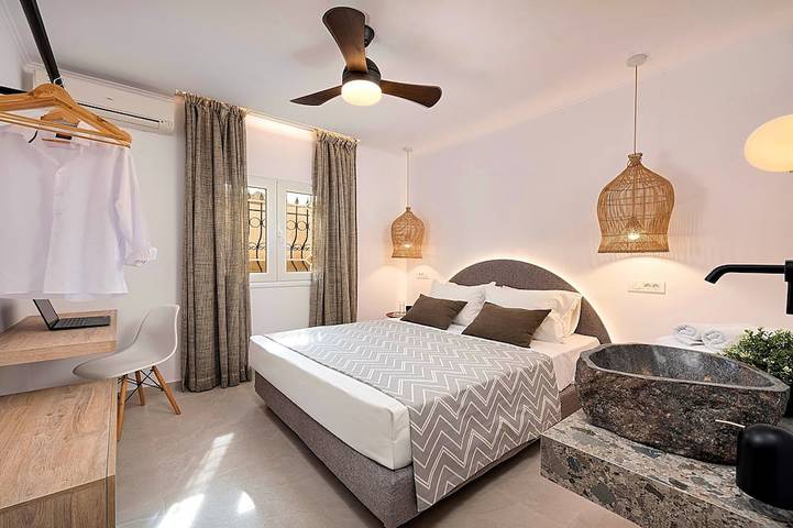 Villa Remezzo Heated Pool, Beach Side, 24 guests in Chania und Umgebung