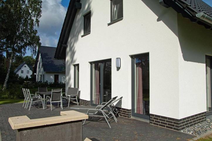 Ferienhaus für 8 Personen, mit Ausblick und Seeblick sowie Garten in Glowe