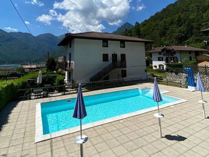 Ferienhaus für 5 Personen, mit Balkon und Terrasse sowie Garten und Pool in Mezzolago