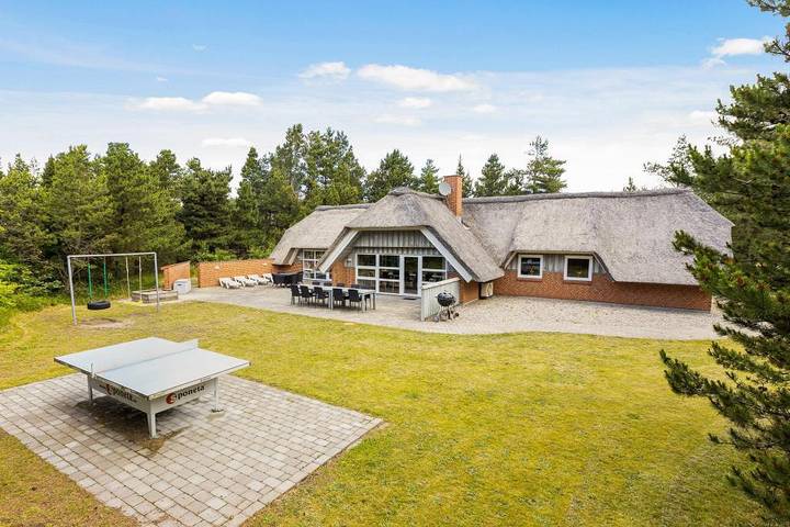 Villa voor 10 personen, with Balkon/Terras and Whirlpool as well as Terras and Zwembad in Waddeneilanden