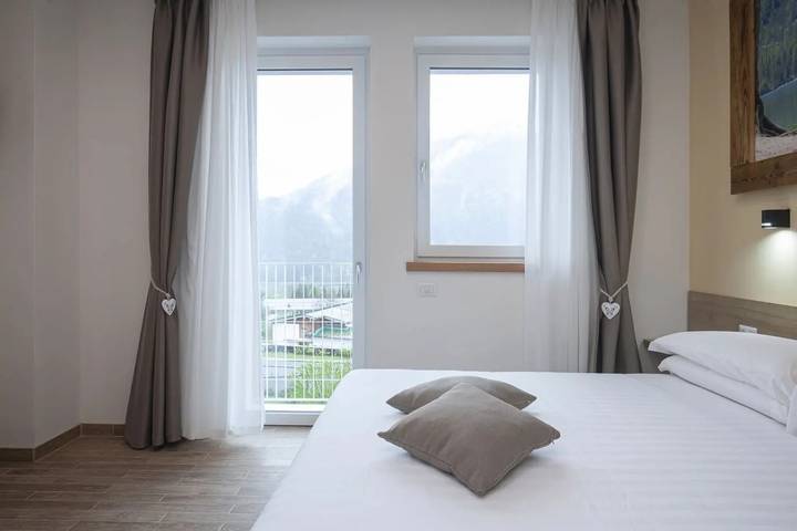 Camera 'Camera G Beige' con vista lago, terrazza condivisa e Wi-Fi in Domegge di Cadore, Dolomiti Orientali