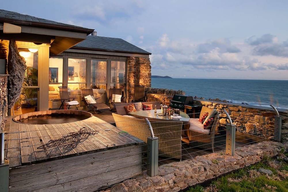 Luxury  Beach House Rental with Hot Tub, 30 meters to Beach in Cornwall