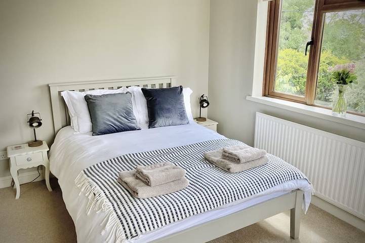 Cosy 3-bedroom home with garden and log burner, close to the City of Bath. in Bradford on Avon, Wiltshire